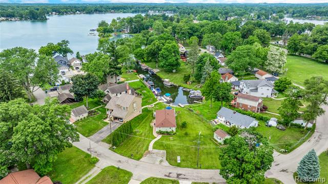 front view picture of 8320 Lagoon St, Commerce Township, MI. 48382