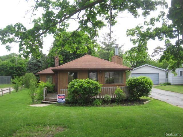 front view picture of 8303 Lagoon St, Commerce Township, MI. 48382