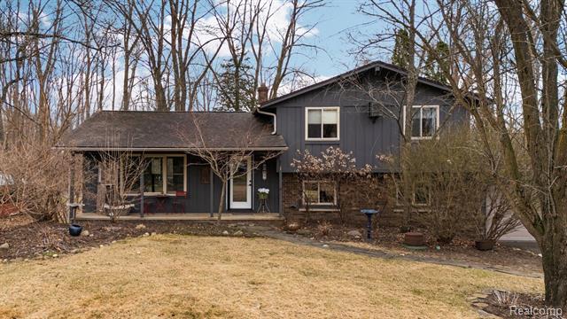 front view picture of 6165 Venice Dr, Commerce Township, MI. 48382
