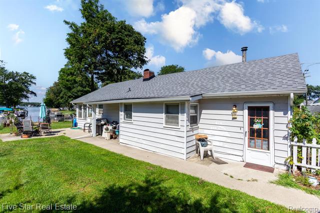 front view picture of 8294 Lagoon St, Commerce Township, MI. 48382