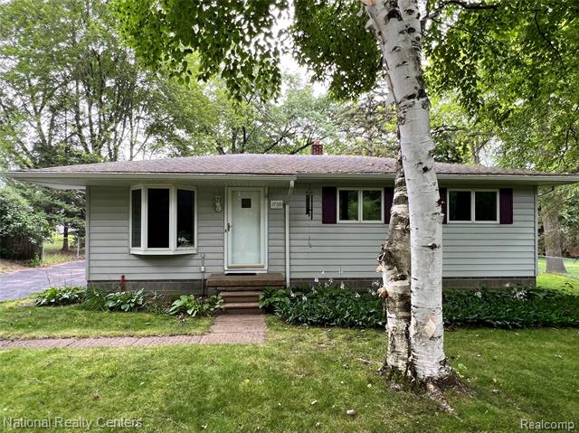 front view picture of 1739 Weymouth St, West Bloomfield, MI. 48324