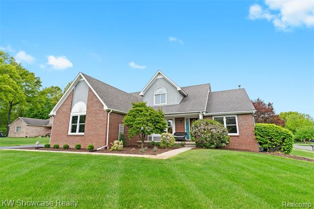 front view picture of 2876 Bay Vista Dr, Highland, MI. 48357