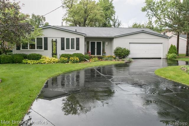 front view picture of 2820 Wall St, Keego Harbor, MI. 48320