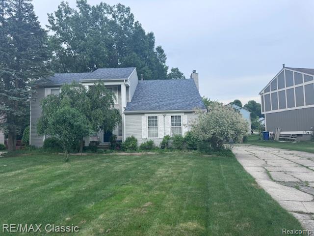 front view picture of 1753 Dawncrest Dr, West Bloomfield, MI. 48324