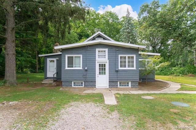 front view picture of 10779 Bogie Lake Rd, Commerce Township, MI. 48382