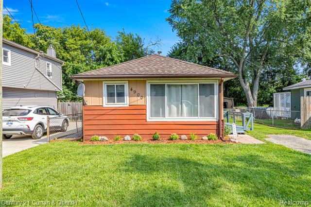front view picture of 4900 Lakeview Ave, West Bloomfield, MI. 48324