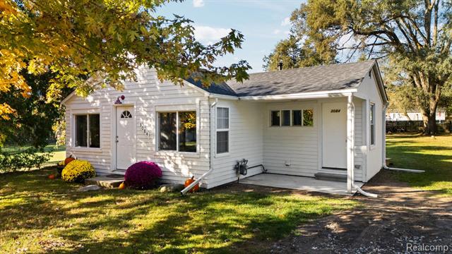 front view picture of 3084 West St, Milford, MI. 48380