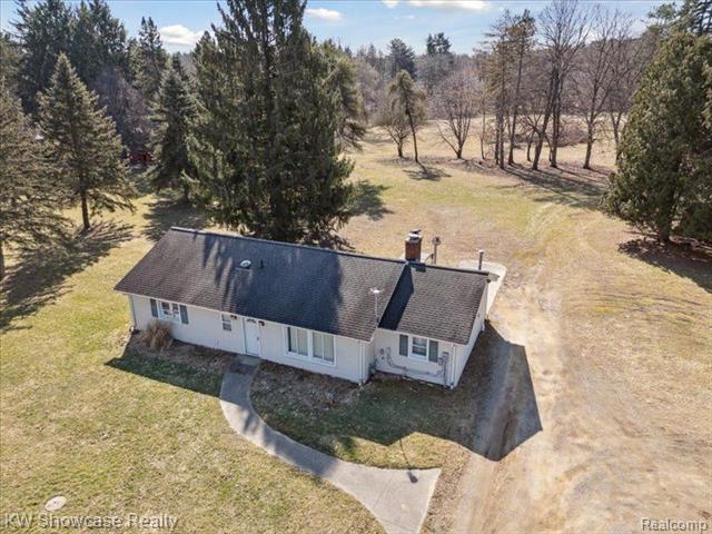 front view picture of 1700 Cooley Lake Rd, Milford, MI. 48381