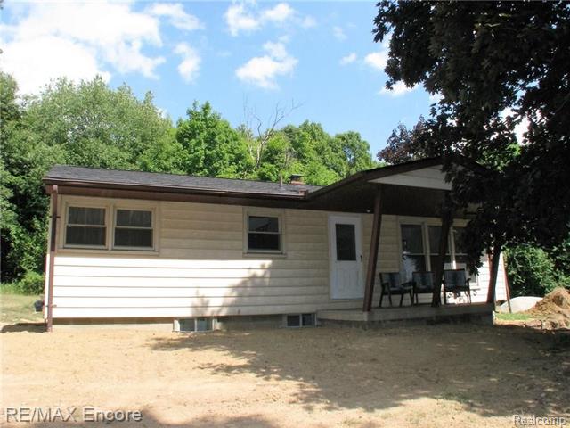front view picture of 3005 S Hickory Ridge Rd, Milford, MI. 48380