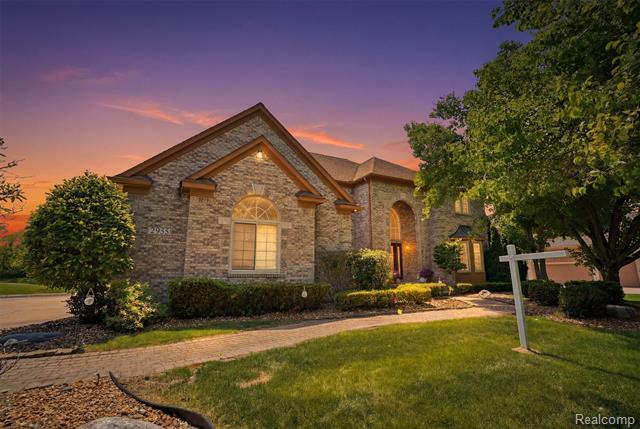 front view picture of 2935 Ivy Hill Dr, Commerce Township, MI. 48382