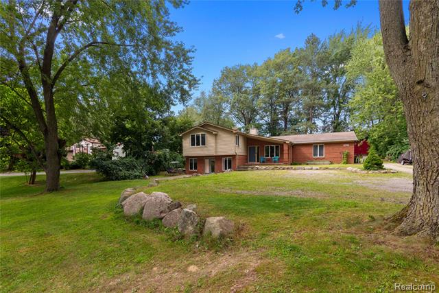 front view picture of 6600 Westphalia Rd, West Bloomfield, MI. 48324