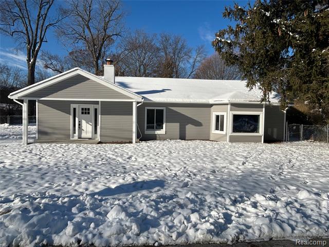 front view picture of 2488 Willow Beach St, Keego Harbor, MI. 48320