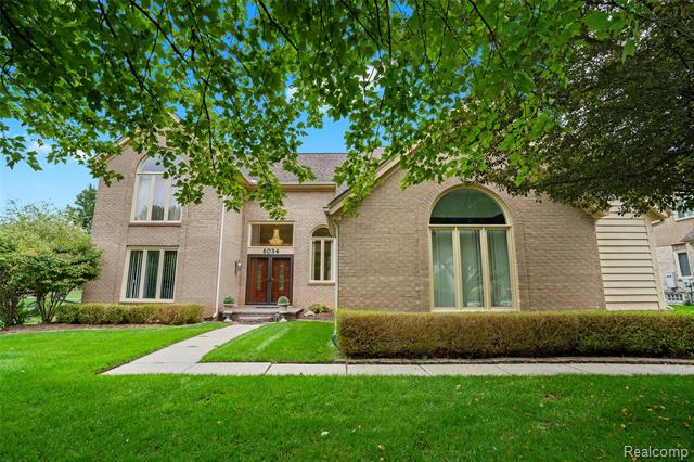 front view picture of 6034 Beachwood Dr, West Bloomfield, MI. 48324