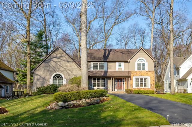 front view picture of 6262 Mission Dr, West Bloomfield, MI. 48324