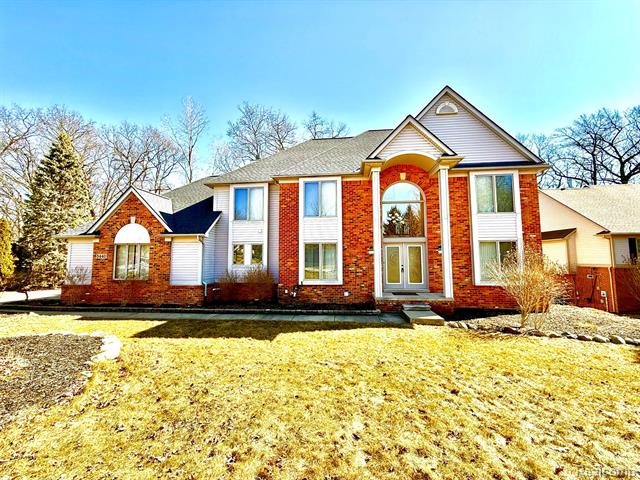 front view picture of 5440 Bridge Trl E, Commerce Township, MI. 48382