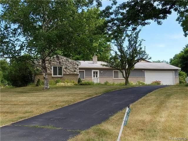 front view picture of 2287 Strader Dr, West Bloomfield, MI. 48324