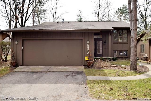 front view picture of 6523 Blue Spruce Ct, West Bloomfield, MI. 48324