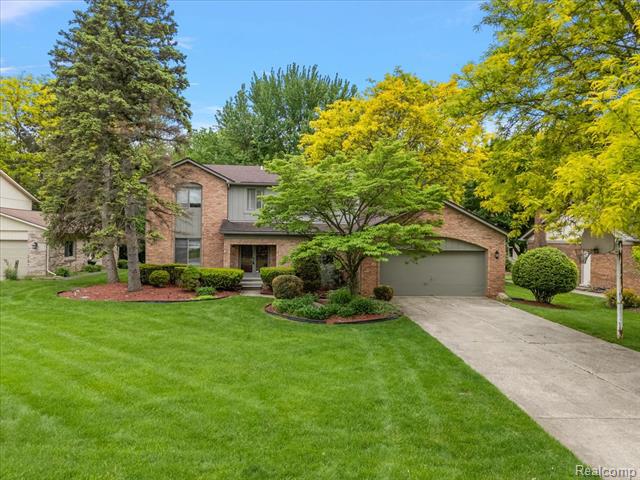 front view picture of 6153 Kiev St, West Bloomfield, MI. 48324