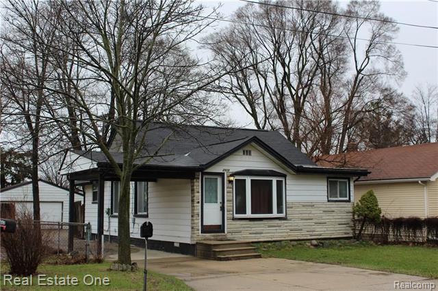 front view picture of 2918 Nagle Ct, Keego Harbor, MI. 48320