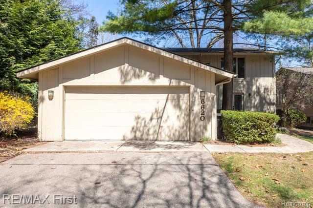 front view picture of 6620 Red Cedar Ln, West Bloomfield, MI. 48324