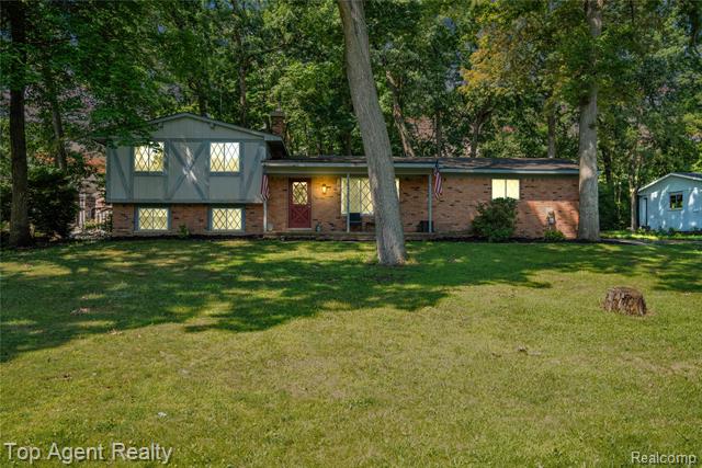 front view picture of 2048 Welbeck Dr, West Bloomfield, MI. 48324