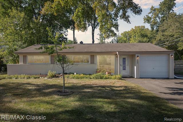 front view picture of 2583 Empire Dr, West Bloomfield, MI. 48324