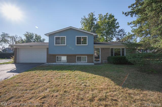 front view picture of 8621 Oakside Ave, Commerce Township, MI. 48382
