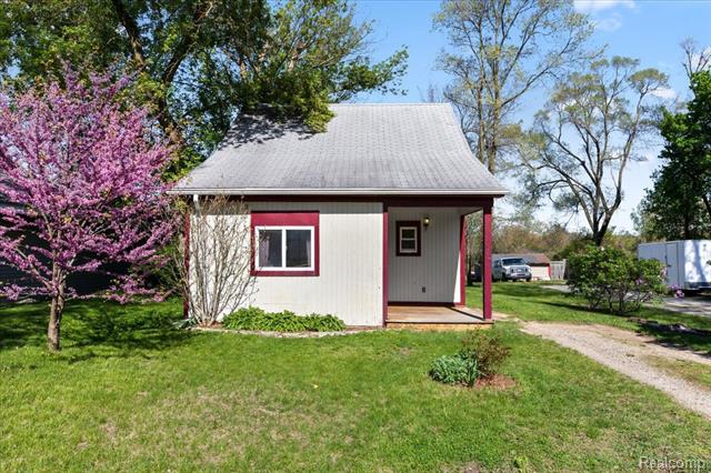 front view picture of 3151 Central Blvd, Milford, MI. 48380
