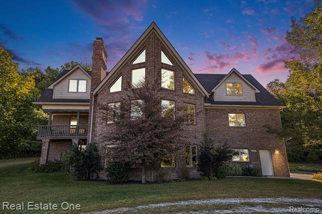 front view picture of 2271 S Stone Barn, Milford, MI. 48380