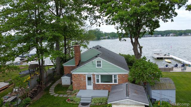 front view picture of 8691 Cooley Lake Rd, Commerce Township, MI. 48382