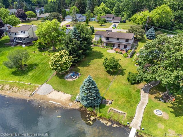 front view picture of 3093 Ripple Way, White Lake, MI. 48383