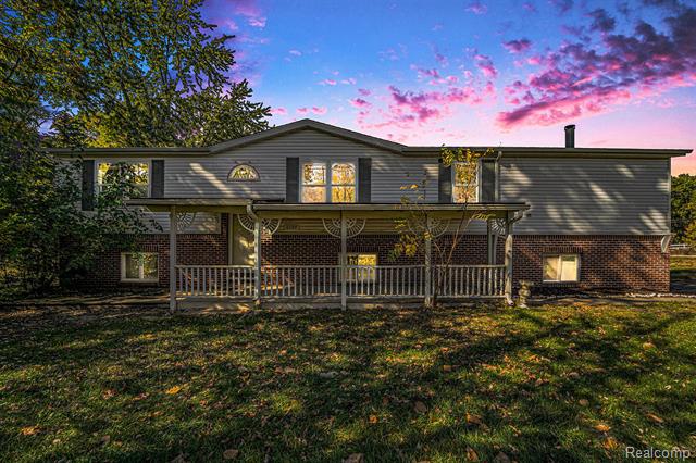 front view picture of 6197 Carroll Lake Rd, Commerce Township, MI. 48382