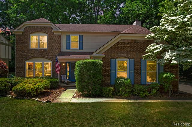 front view picture of 1710 Dawncrest Dr, West Bloomfield, MI. 48324