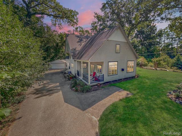 front view picture of 1469 Sugden Lake Rd, White Lake, MI. 48386
