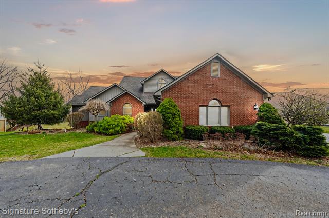 front view picture of 2679 Bay Vista Dr, Highland, MI. 48357