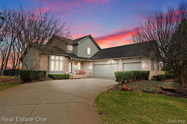 front view picture of 2643 Bay Vista Dr, Highland, MI. 48357