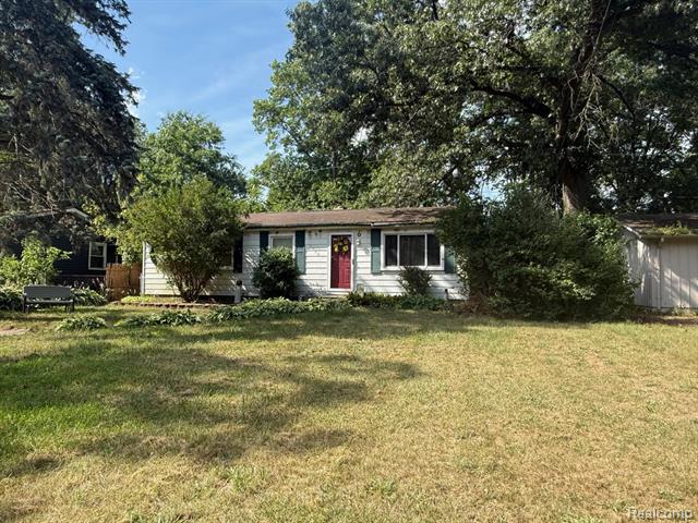 front view picture of 9650 Cooley Lake Rd, White Lake, MI. 48386