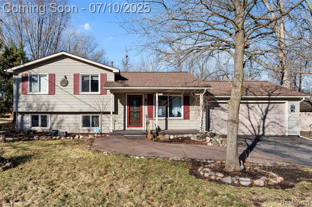 front view picture of 1560 Mercedes St, West Bloomfield, MI. 48324