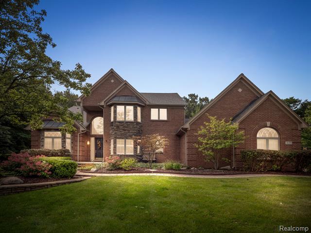 front view picture of 3139 Woodland Ridge Trl, Milford, MI. 48380