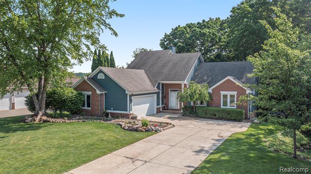 front view picture of 2553 Bay Vista Dr, Highland, MI. 48357