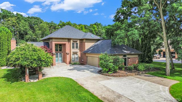 front view picture of 3135 Valley Oaks Dr, White Lake, MI. 48383