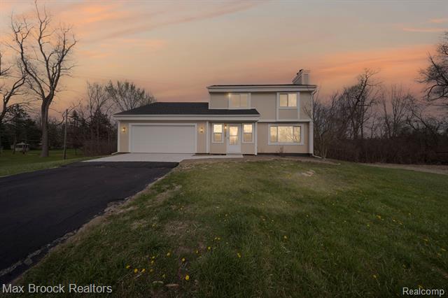 front view picture of 1525 Hiller Rd, West Bloomfield, MI. 48324