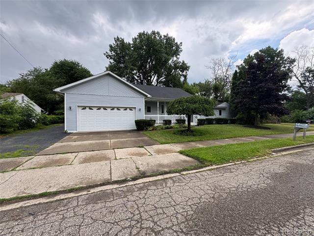 front view picture of 565 Highland Ave, Pontiac, MI. 48341