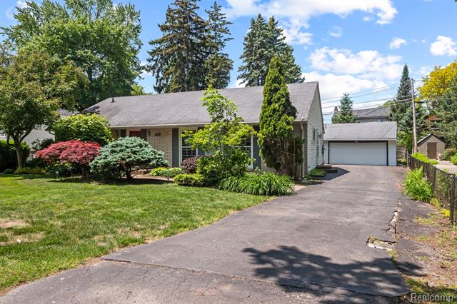 front view picture of 2420 Garland St, Keego Harbor, MI. 48320