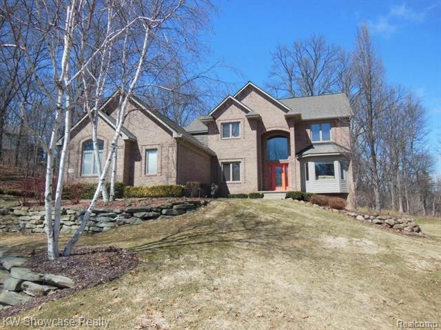 front view picture of 7643 Mistwood Dr, White Lake, MI. 48383