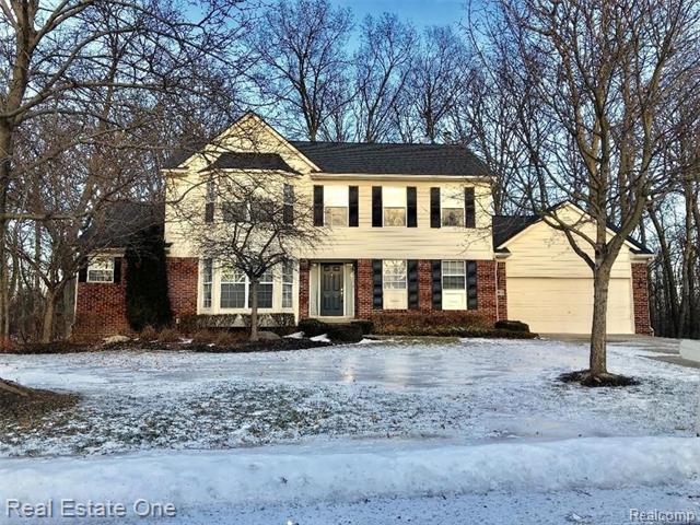 front view picture of 5963 James Head Ct, West Bloomfield, MI. 48324