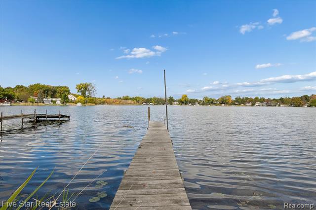 front view picture of 9548 Round Lake Blvd, White Lake, MI. 48386