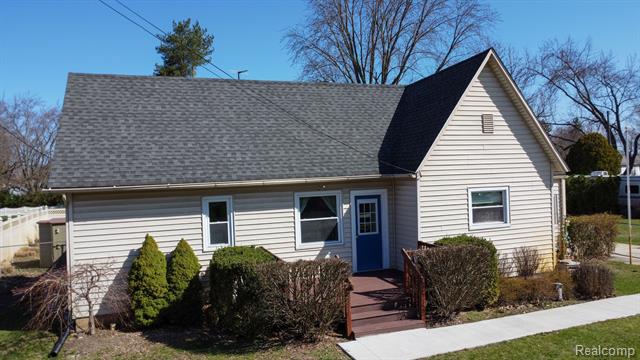 front view picture of 9180 Cooley Lake Rd, White Lake, MI. 48386