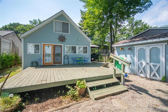 front view picture of 9590 Round Lake Blvd, White Lake, MI. 48386