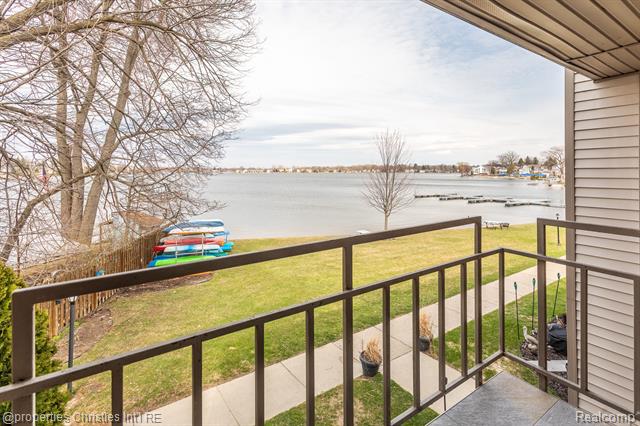 front view picture of 1631 Parkway St, Keego Harbor, MI. 48320